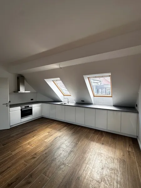 Geschmackvolle 3-Zimmer-Dachgeschosswohnung mit EBK und Balkon — photo 1